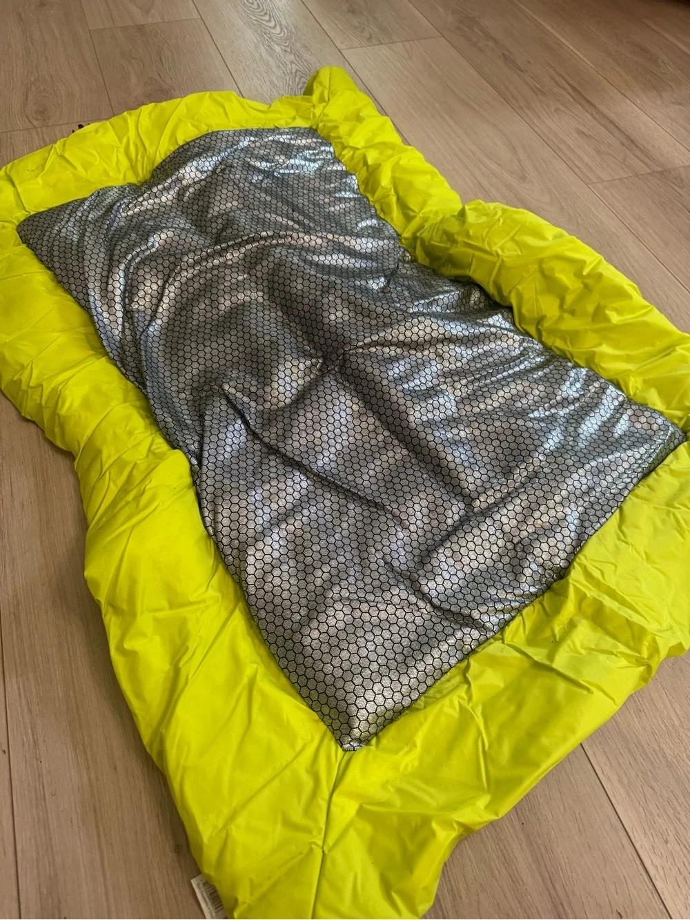 Green & Neon Yellow Roll-Top insulated pet bed for dogs